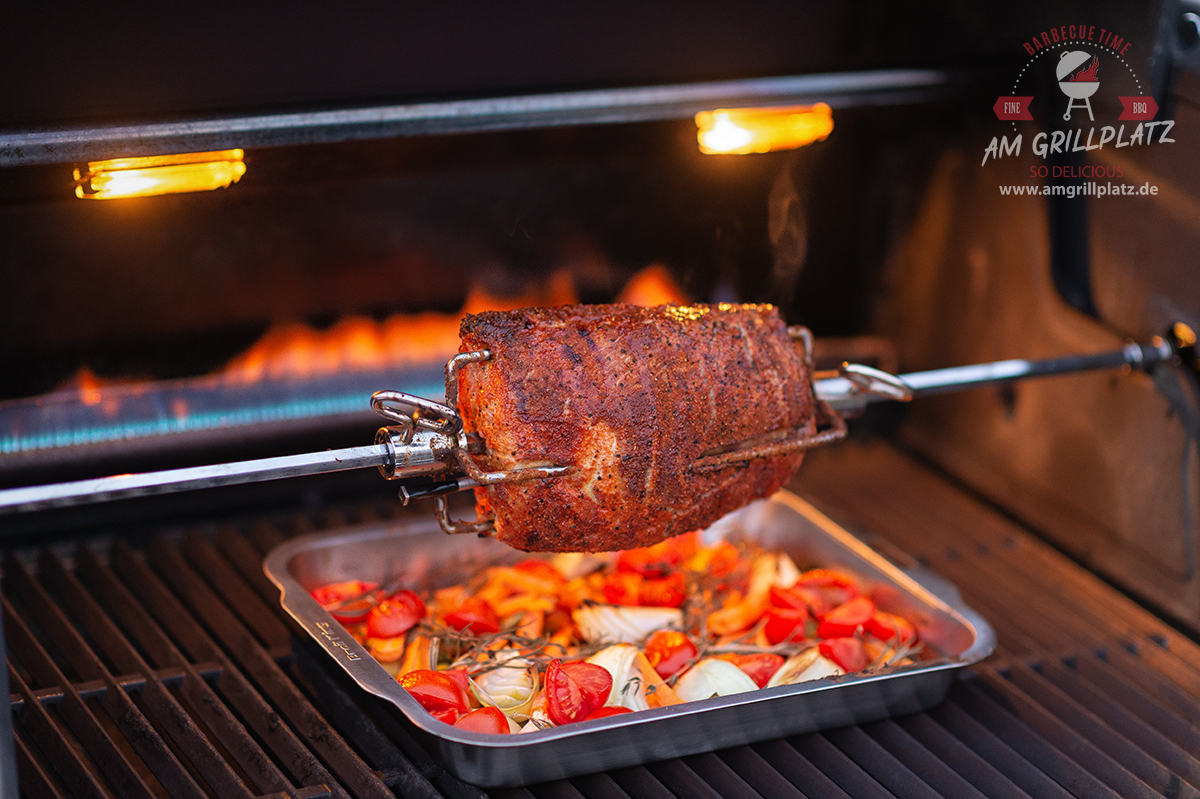 Krustenbraten vom Schweineschinken im Grill auf der Rotisserie