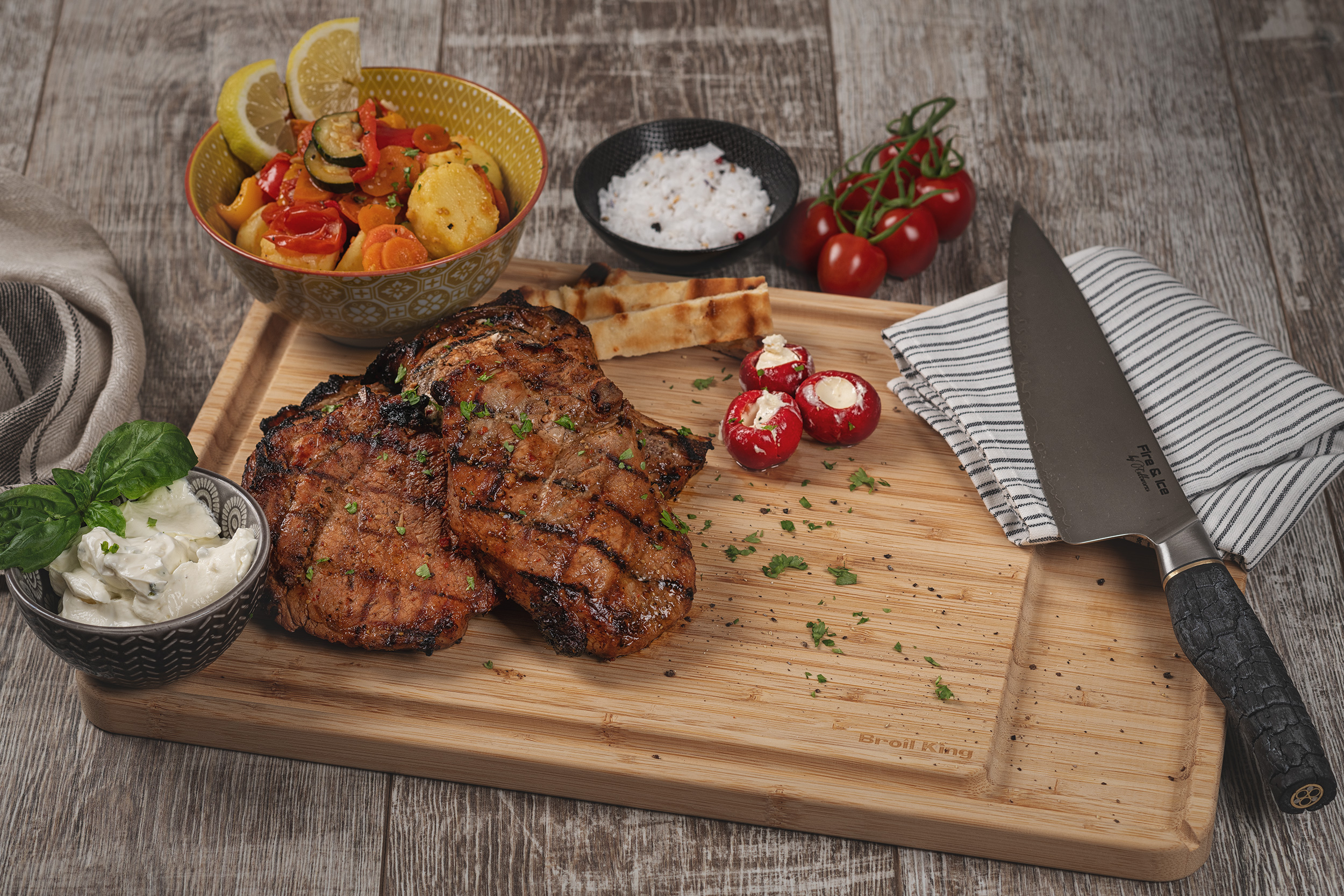 Marinierte Schweinekoteletts mit buntem Grillgemüse-Kartoffelsalat - Am ...